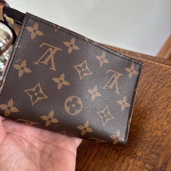 Authentic Monogram Toiletry Pouch on chain insert. Microchipped! Toiletry 15 - Picture 8 of 17